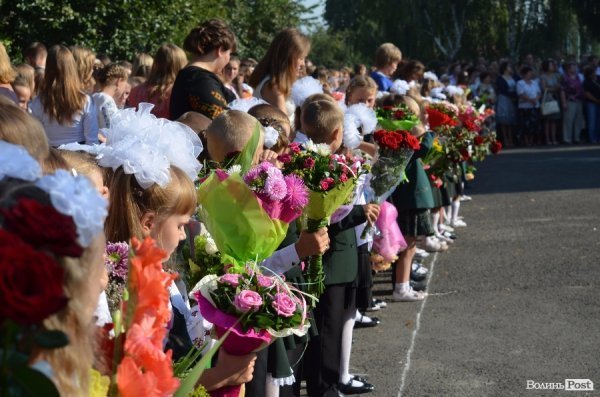 Депутати Луцькради вручили подарунки школярам, які вчились на відмінно. ФОТО