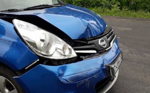 Аварія на Волині: легковик врізався в бус з причепом