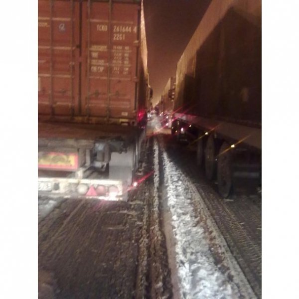 У Росії в величезних заторах мерзнуть та голодують люди. ФОТО