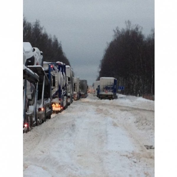У Росії в величезних заторах мерзнуть та голодують люди. ФОТО