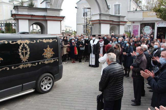 У Луцьку попрощалися із керівником ансамблю «Колос» Олександром Огородніком