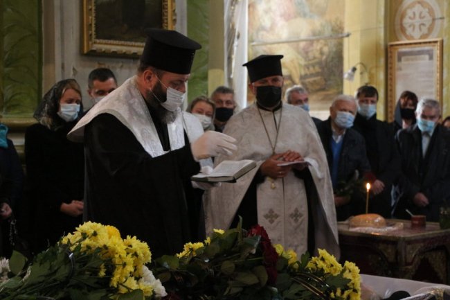 У Луцьку попрощалися із керівником ансамблю «Колос» Олександром Огородніком