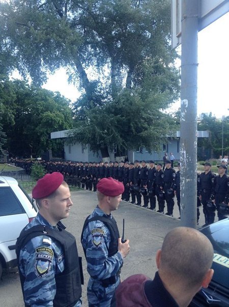 Гей-парад закінчився за півгодини, є затримані. ФОТО. ВІДЕО