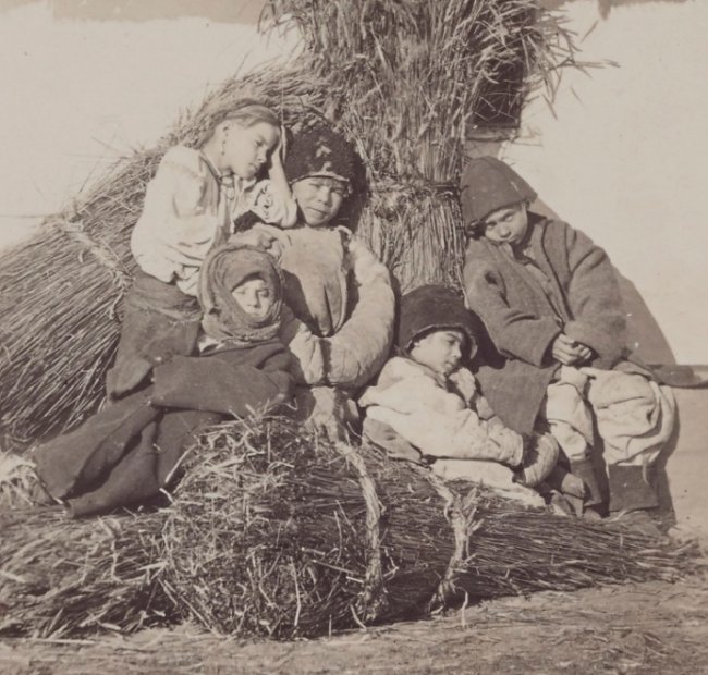 Діти біля хати, Поділля