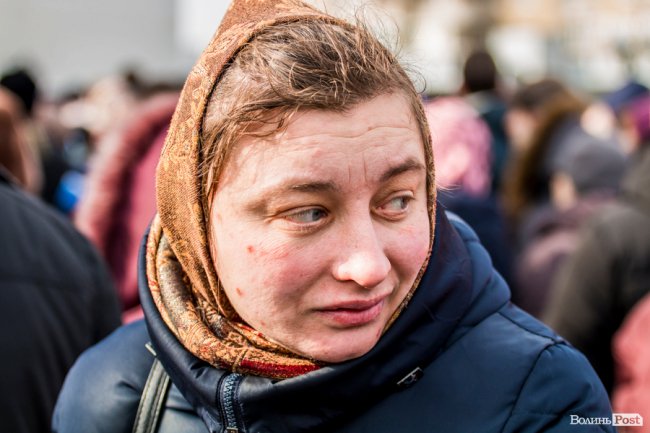 «Силою нашу церкву ніхто не забере»: як у Луцьку прихильники УПЦ (МП) на майдан вийшли. ФОТОРЕПОРТАЖ