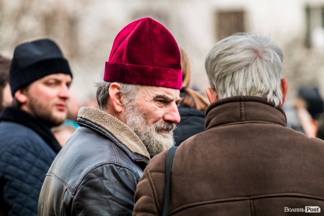«Силою нашу церкву ніхто не забере»: як у Луцьку прихильники УПЦ (МП) на майдан вийшли. ФОТОРЕПОРТАЖ