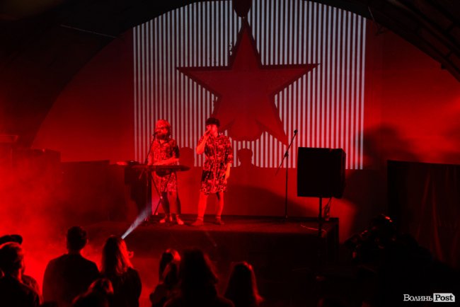 «GAS у Луцьку доведеться освячувати»: ФОТОРЕПОРТАЖ з епатажного концерту «Хамерманів» в халатах і трусах