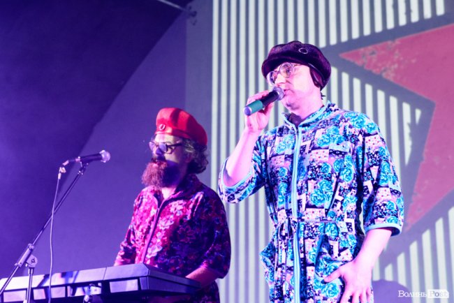 «GAS у Луцьку доведеться освячувати»: ФОТОРЕПОРТАЖ з епатажного концерту «Хамерманів» в халатах і трусах