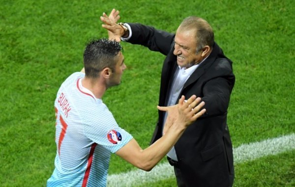 Фатіх Терім вітає свого головного форварда Бурака Їлмаза