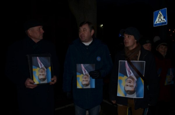 Під прокуратурою Волині - пікет з перевернутими «Януковичами». ФОТО 