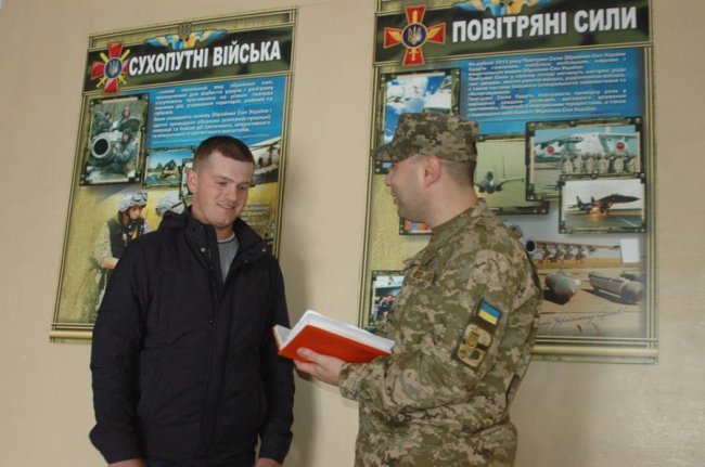 Перші строковики із Волині поїхали до військових частин