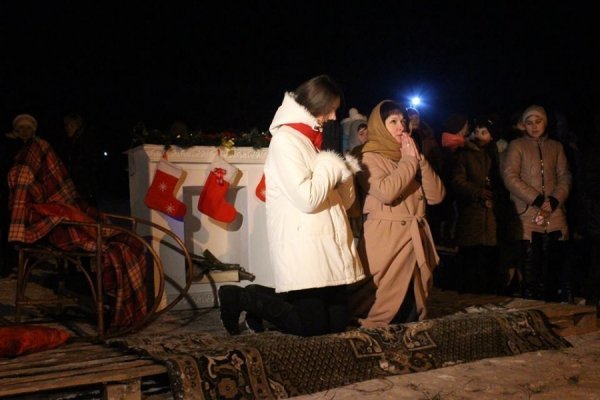 Ватра, фаєр-шоу, співи: як запалювали ялинку в селі під Луцьком