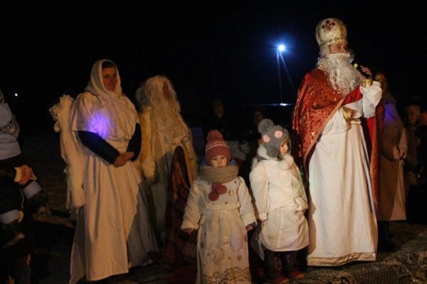 Ватра, фаєр-шоу, співи: як запалювали ялинку в селі під Луцьком