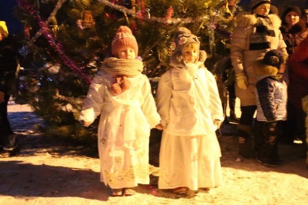 Ватра, фаєр-шоу, співи: як запалювали ялинку в селі під Луцьком