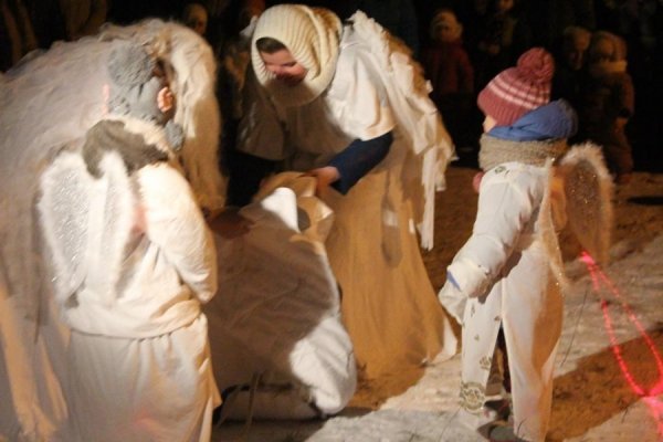 Ватра, фаєр-шоу, співи: як запалювали ялинку в селі під Луцьком