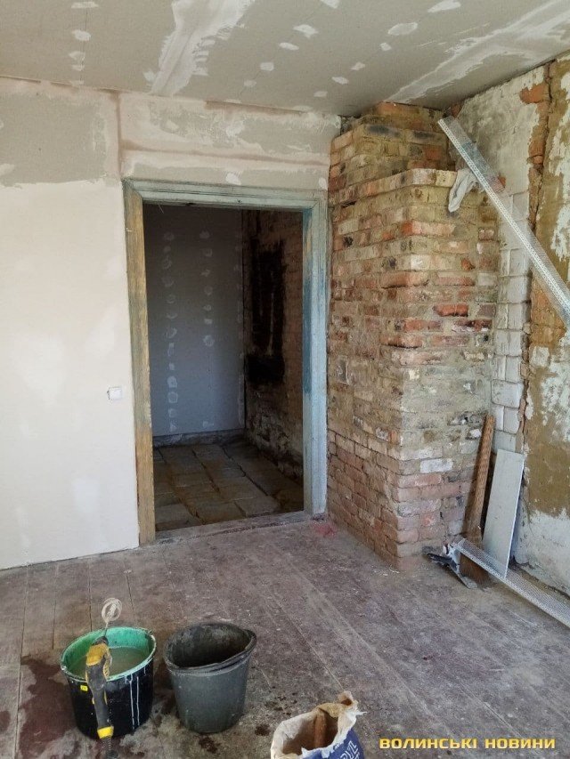 Як живе вагітна 18-річна сирота з Волині, яку поселили у аварійне приміщення без світла і газу 