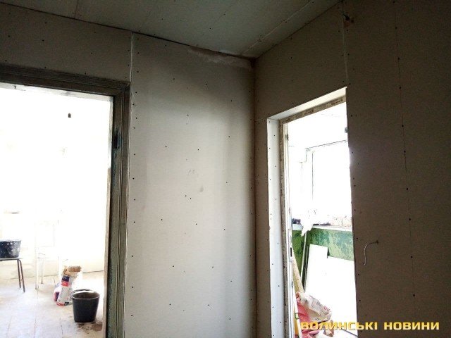 Як живе вагітна 18-річна сирота з Волині, яку поселили у аварійне приміщення без світла і газу 