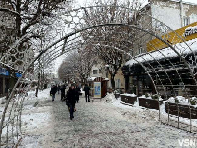 У Луцьку розпочали монтаж святкової ілюмінації