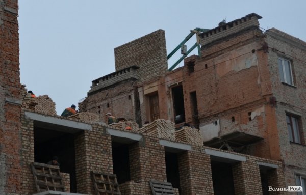 Будинок з обвалом «ліплять до купи», а він «розлазиться», – мешканці. ФОТО
