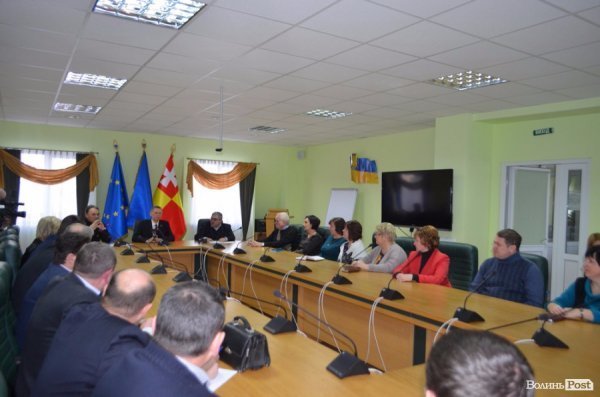 Луцькі школи та садочки отримали комп’ютери, принтери та холодильники