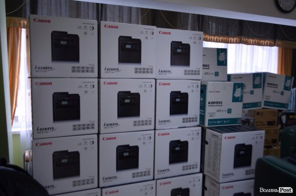 Луцькі школи та садочки отримали комп’ютери, принтери та холодильники