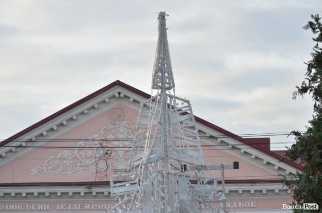 Біля мерії у Луцьку облаштовують святкову ілюмінацію. ФОТО