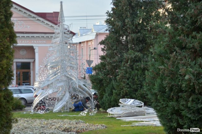 Біля мерії у Луцьку облаштовують святкову ілюмінацію. ФОТО