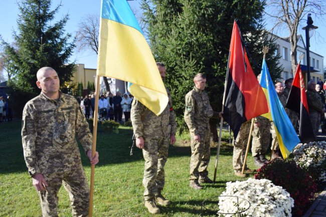 «На щиті»: волиняни навколішки прощалися із загиблим Героєм