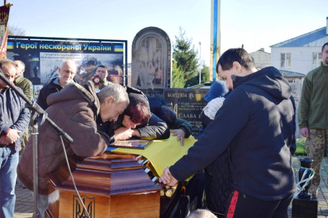 «На щиті»: волиняни навколішки прощалися із загиблим Героєм