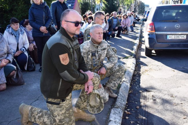 «На щиті»: волиняни навколішки прощалися із загиблим Героєм
