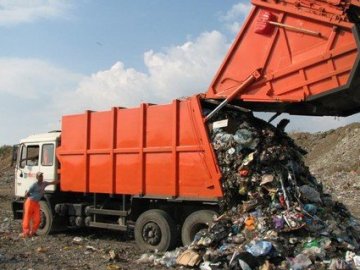 Сміттєва проблема: із луцьких дворів відходи забирають лише раз на тиждень