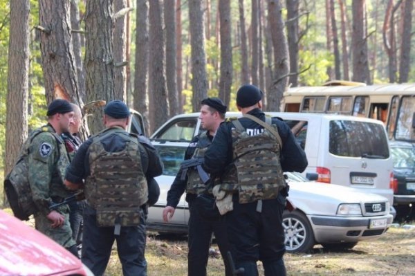 Старателі прорвали блокаду активістів до копанок. ФОТО