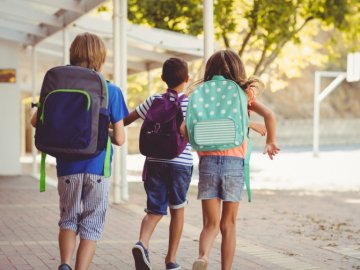 Ранець чи портфель: волинянам розповіли, як правильно зібрати дитину до школи