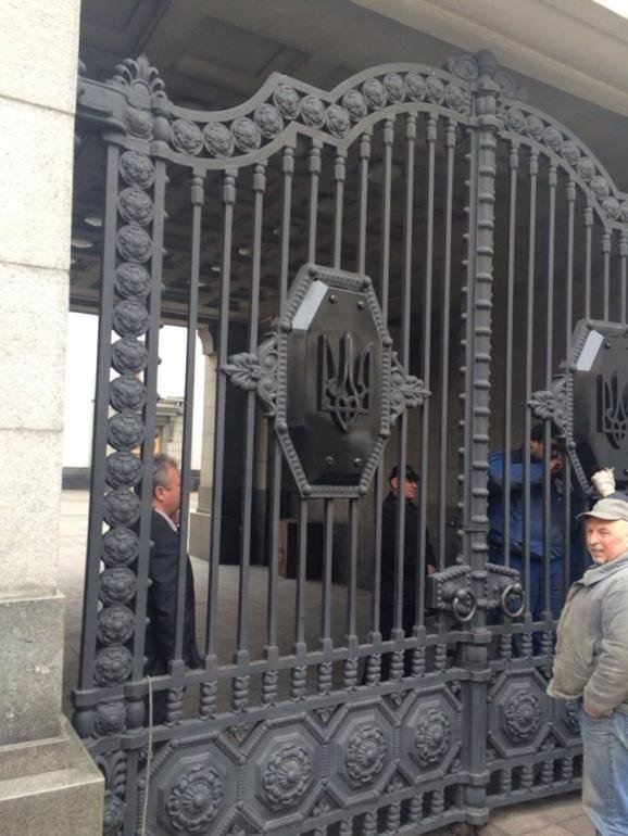 Радянську символіку на воротах Верховної Ради замінили тризубом