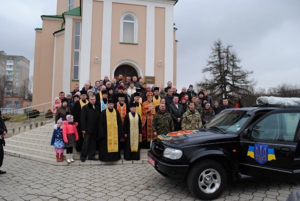 Віряни з Ковеля передали автомобіль бійцям 30 бригади