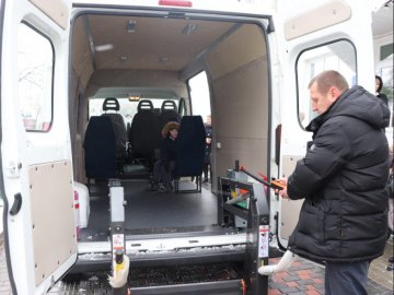 Для інклюзивно-ресурсного центру на Волині придбали спецавтомобіль для дітей