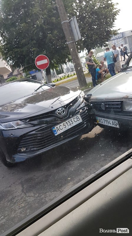 У Луцьку зіткнулись два легковики. ФОТО