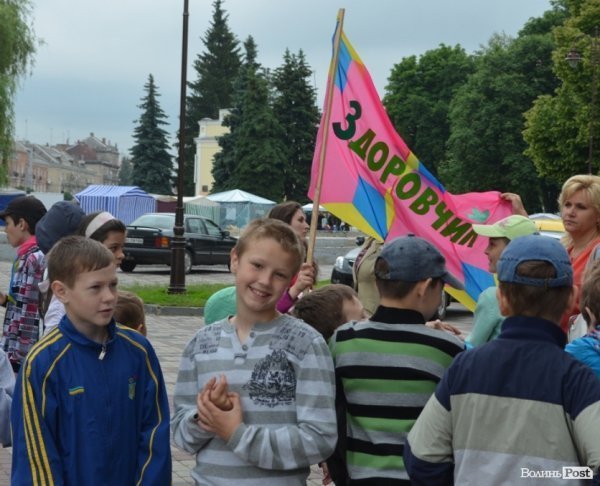 Із цигарками у Луцьку боролися цукерками та розвагами. ФОТО