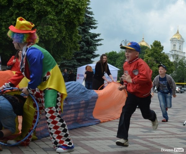 Із цигарками у Луцьку боролися цукерками та розвагами. ФОТО