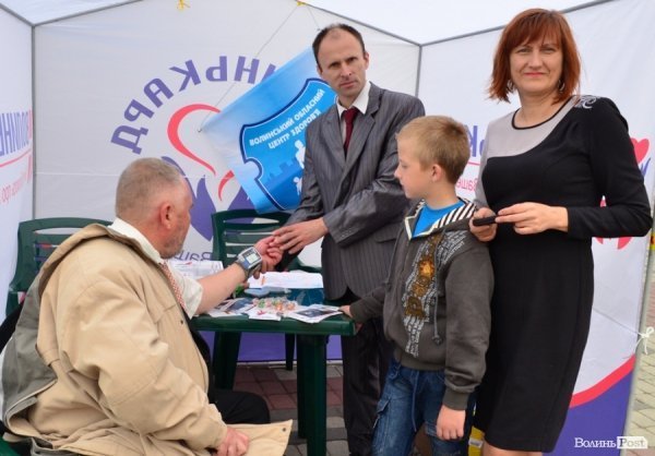 Із цигарками у Луцьку боролися цукерками та розвагами. ФОТО