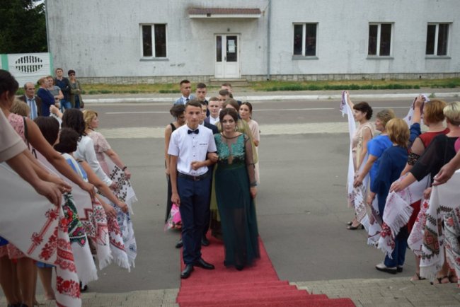 Як відгуляли випускний у Голобах. ФОТО