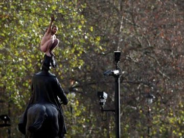 Голий український бомж виліз на пам'ятник в Лондоні. ФОТО