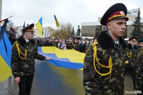 «Герої не вмирають!», – у Луцьку провели в останню путь майданівця. ФОТО. ВІДЕО