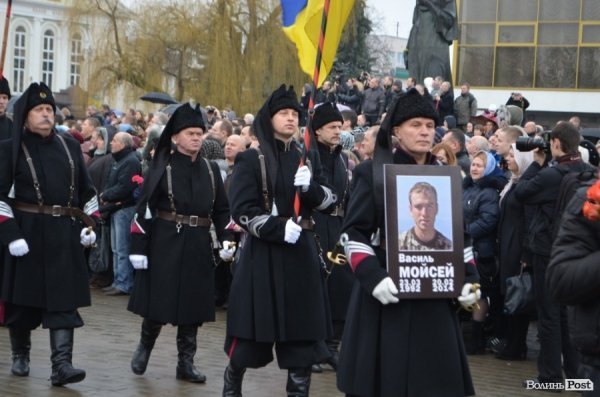 «Герої не вмирають!», – у Луцьку провели в останню путь майданівця. ФОТО. ВІДЕО