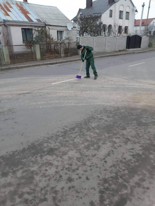 У Луцьку чоловіка змусили прибирати забруднену дорогу. ФОТО 