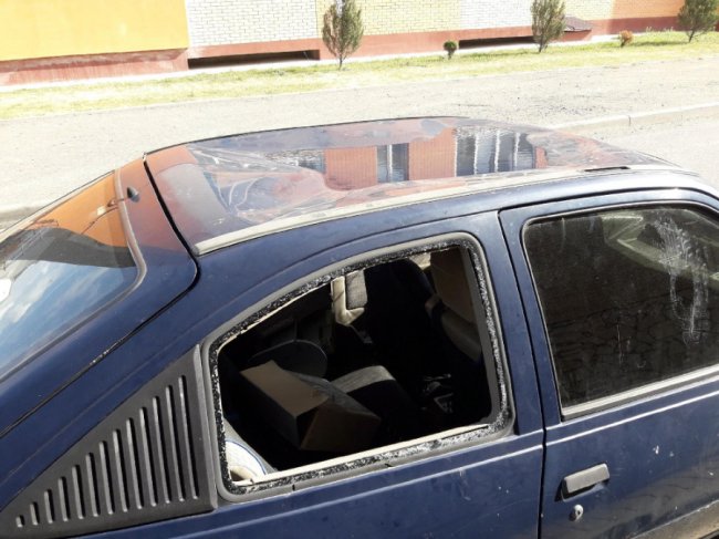 Лучани просять прибрати давно покинуту автівку, яка заважає проїзду