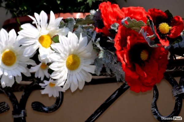 На будинках полеглих героїв АТО вивісили пам’ятні знаки. ФОТО