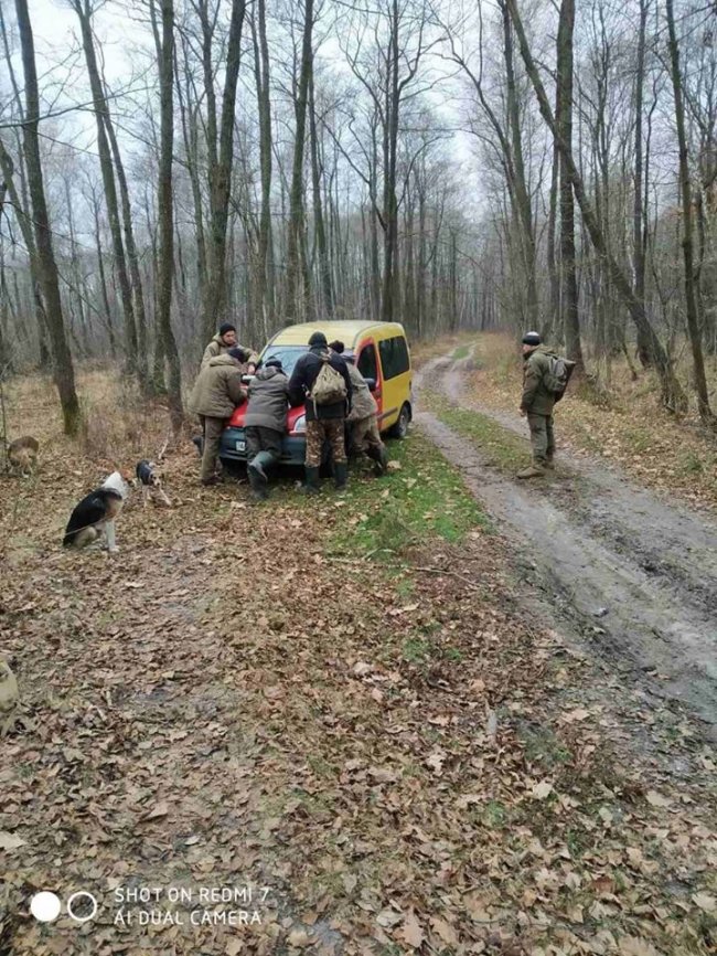 У нацпарку на Волині зловили чотирьох браконьєрів із рушницями. ФОТО