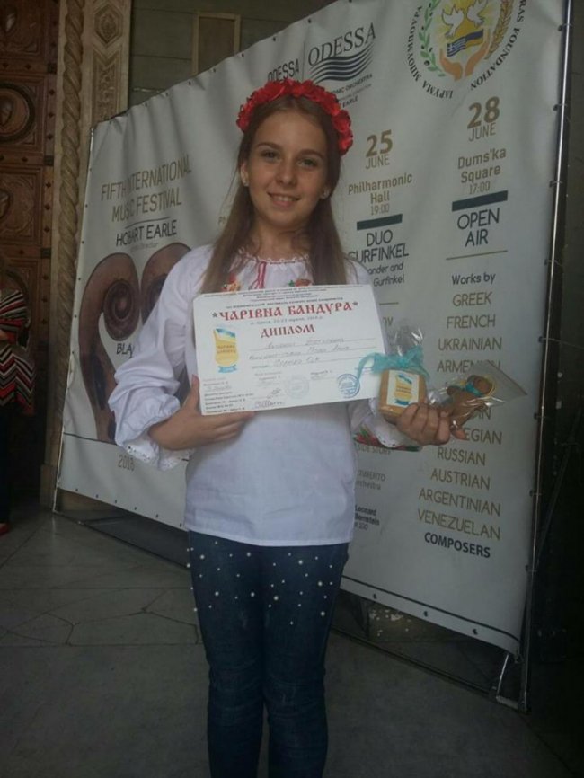 Юні волинянки - переможці всеукраїнського конкурсу бандуристів. ФОТО