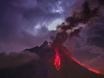 Під час виверження вулкану в Індонезії зникли сотні іноземних туристів